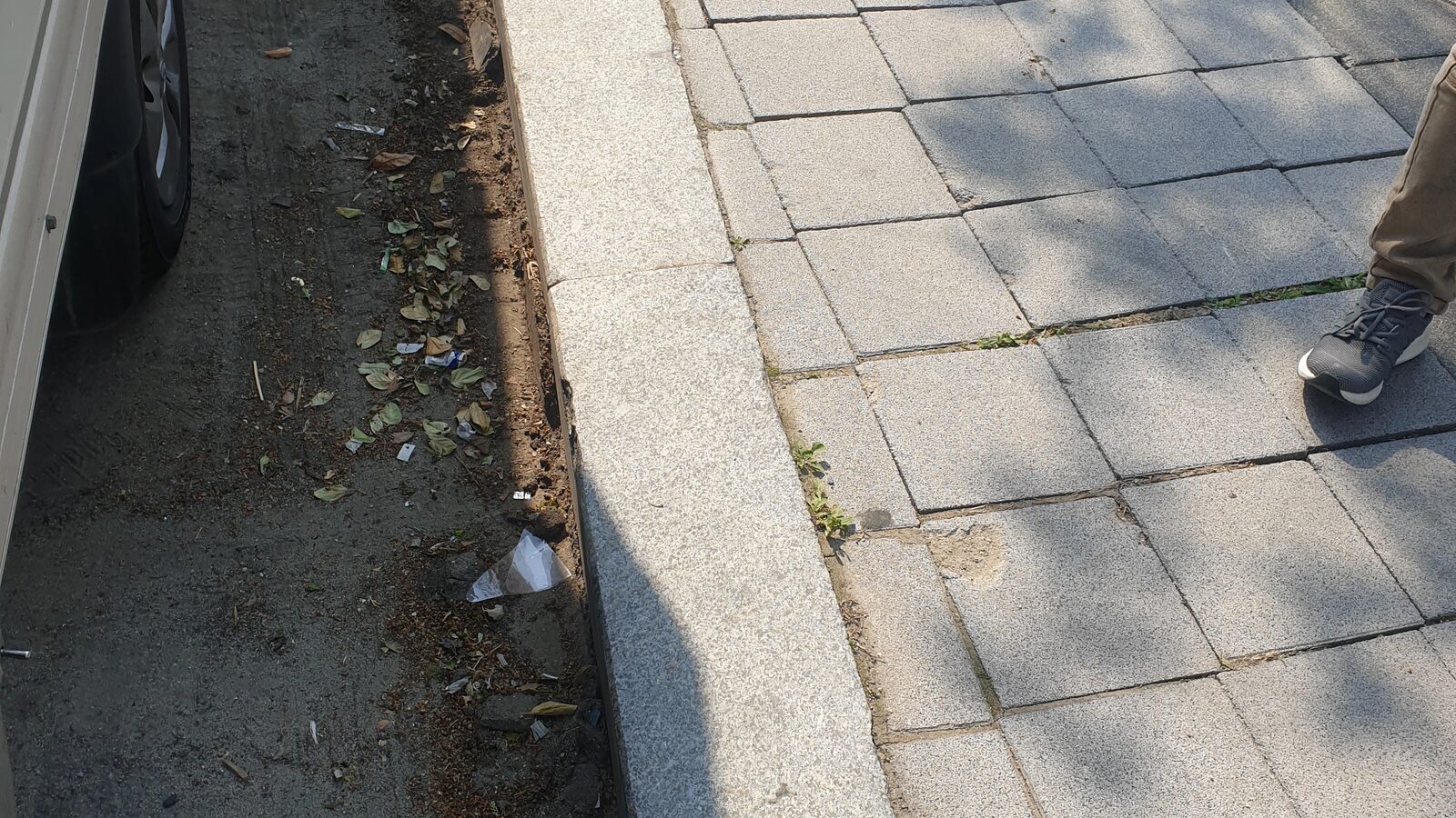 경계석과 보도블럭이 노후된 교체 전 구간
