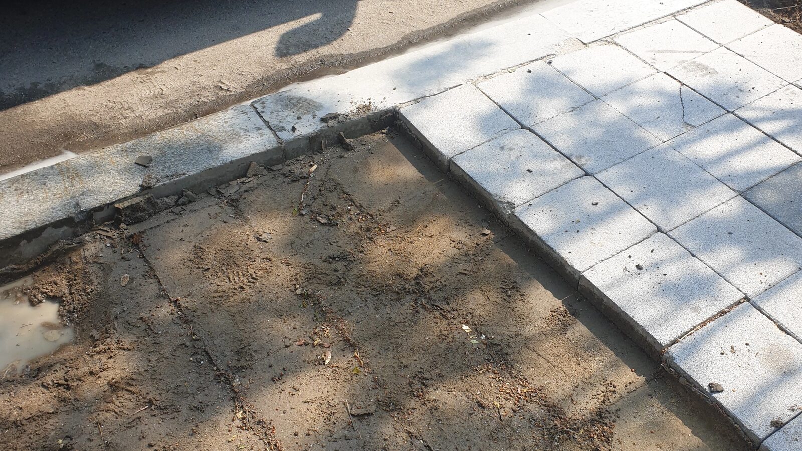 지반 보강을 위한 굴착·경계 작업 중인 구간